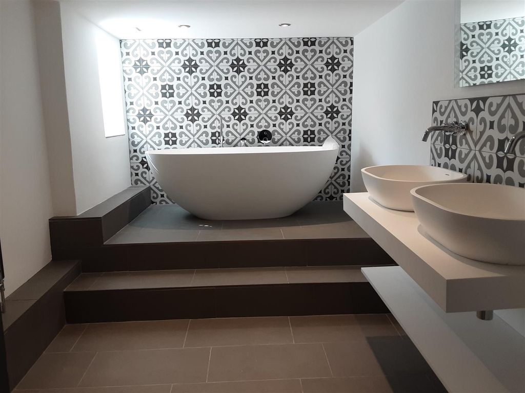 Property photo 3 of 12 Bathroom