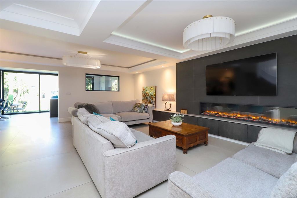 Property photo 2 of 27