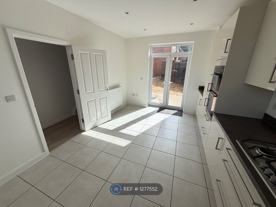 Property photo 3 of 19 Kitchen