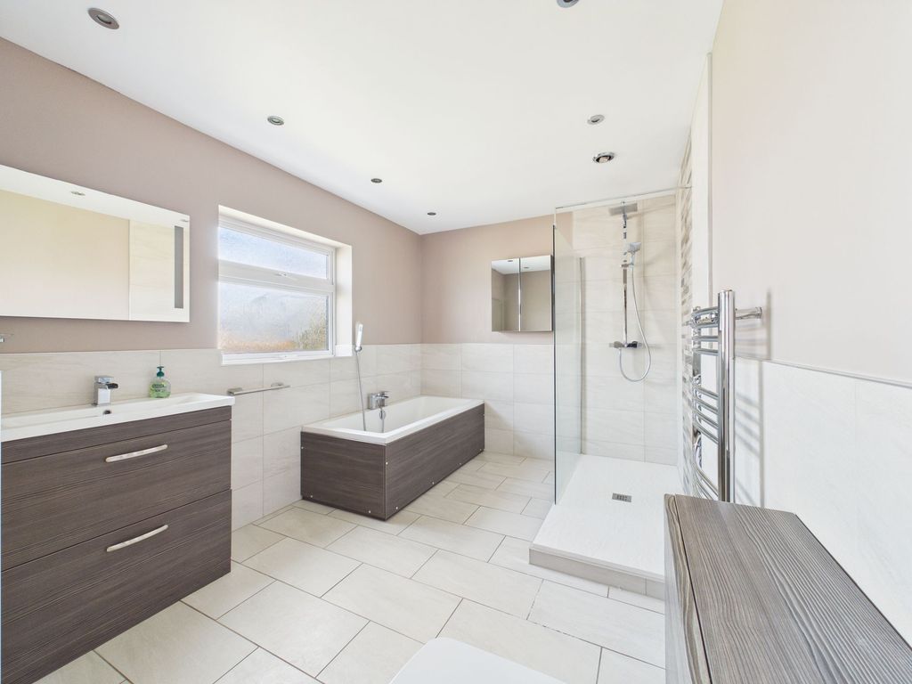Property photo 2 of 22 Bathroom