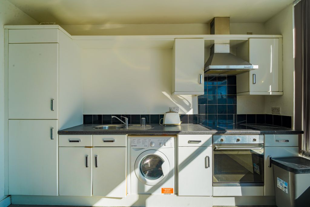 Property photo 3 of 11 Kitchen