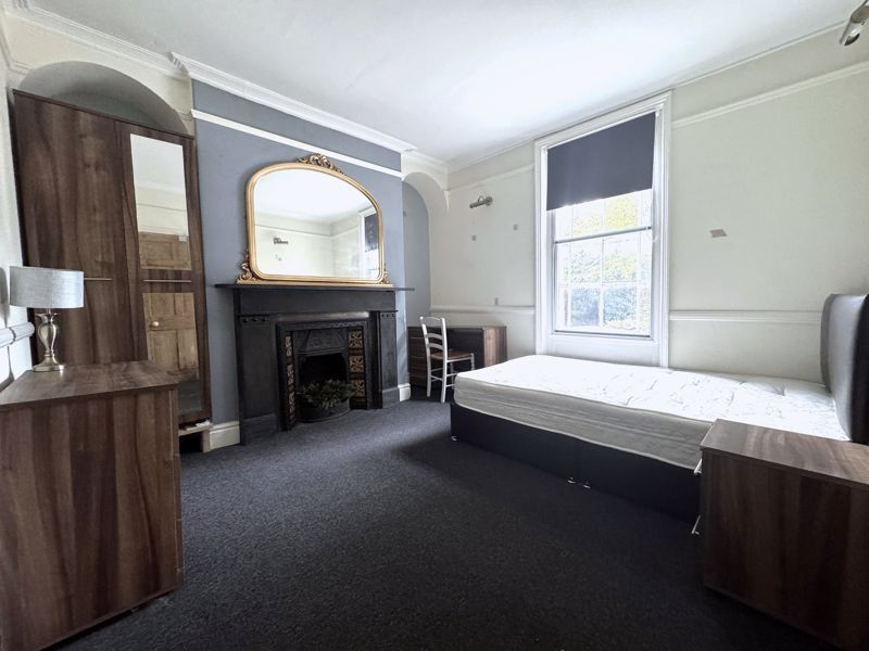 Property photo 3 of 8 Room 1