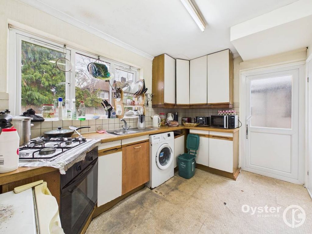 Property photo 3 of 7 Kitchen