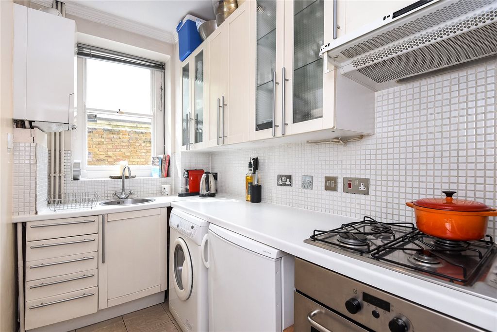 Property photo 3 of 10 Kitchen