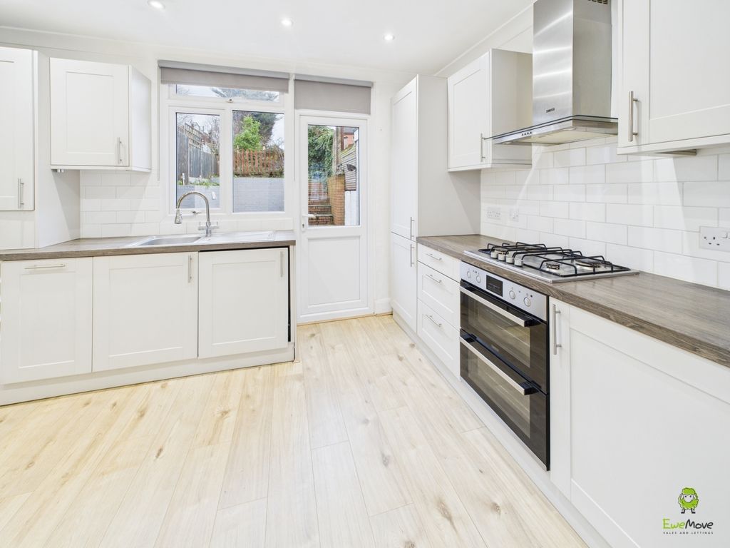 Property photo 1 of 7 Kitchen James Hillier Ewemove Bexley And Dartford