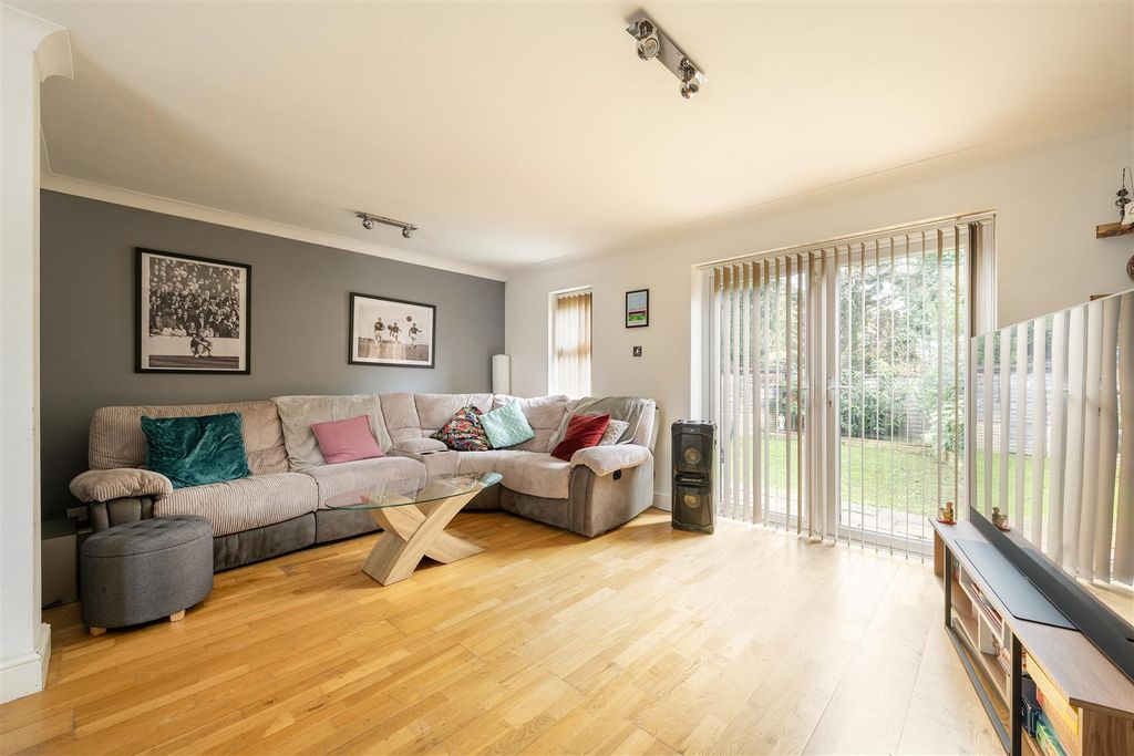 Property photo 2 of 26 Avon Way, E18