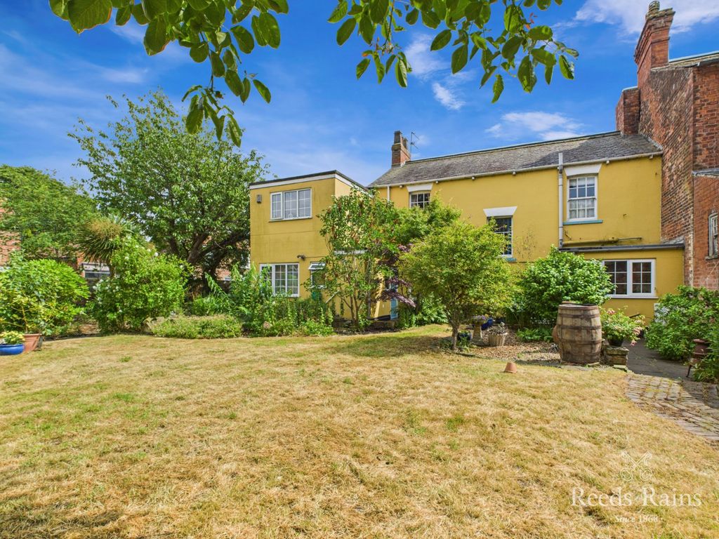 Property photo 1 of 32 Rear Garden
