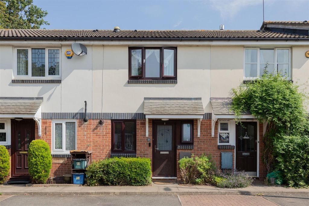 Property photo 1 of 35 Grove End, E18