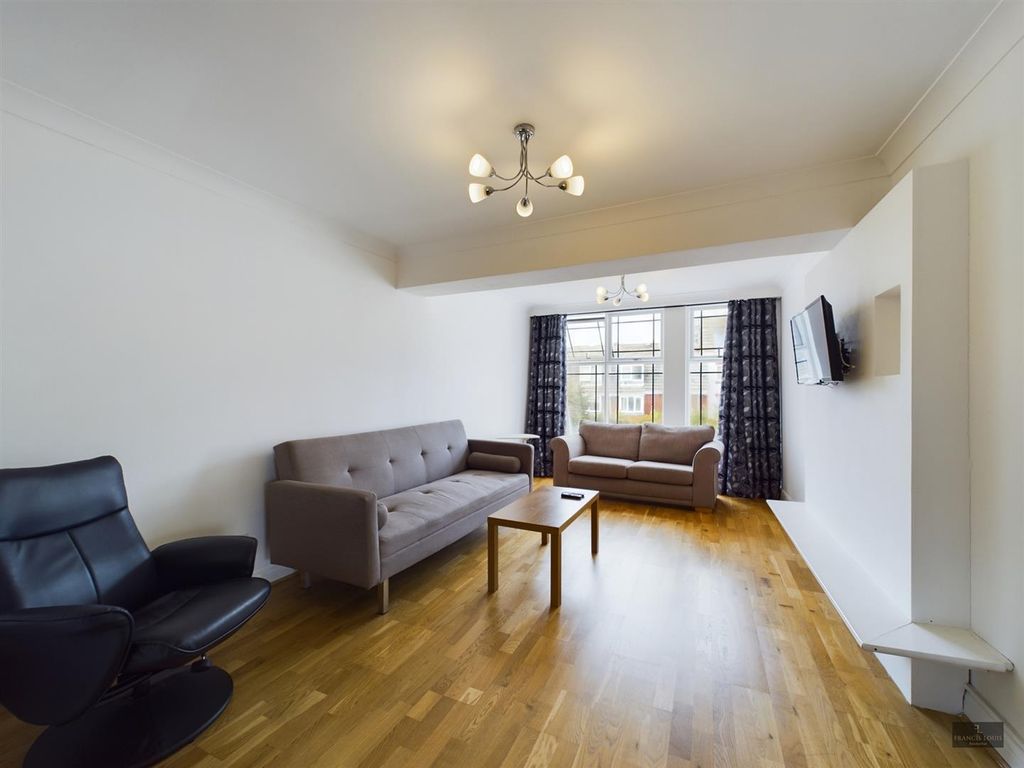 Property photo 1 of 10 Lounge