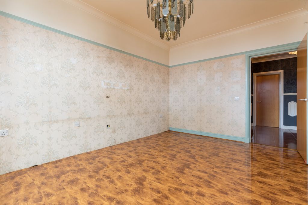 Property photo 3 of 18 68 Murano Street_008