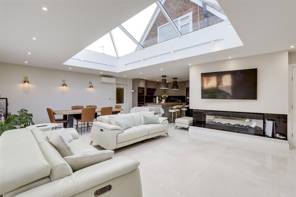 Property photo 2 of 27