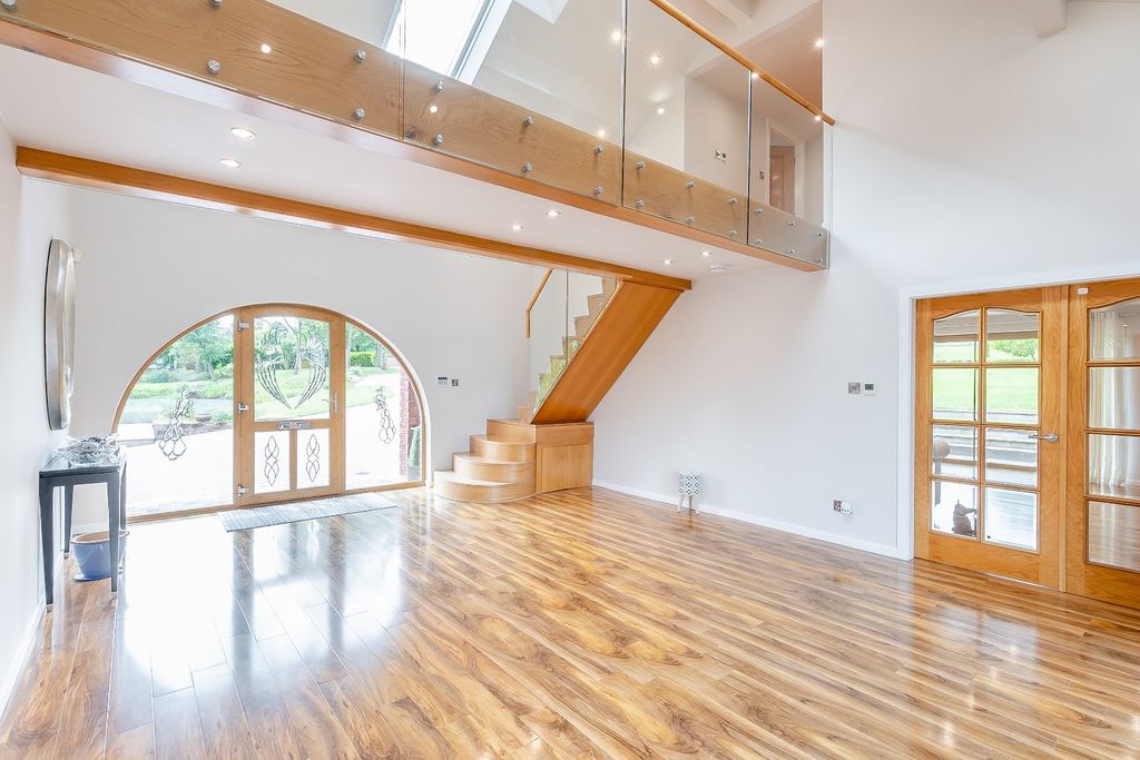 Property photo 3 of 28 Entrance Hall