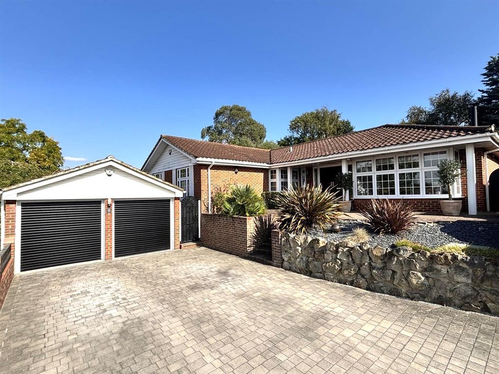 Property photo 1 of 34 Abbotts Close