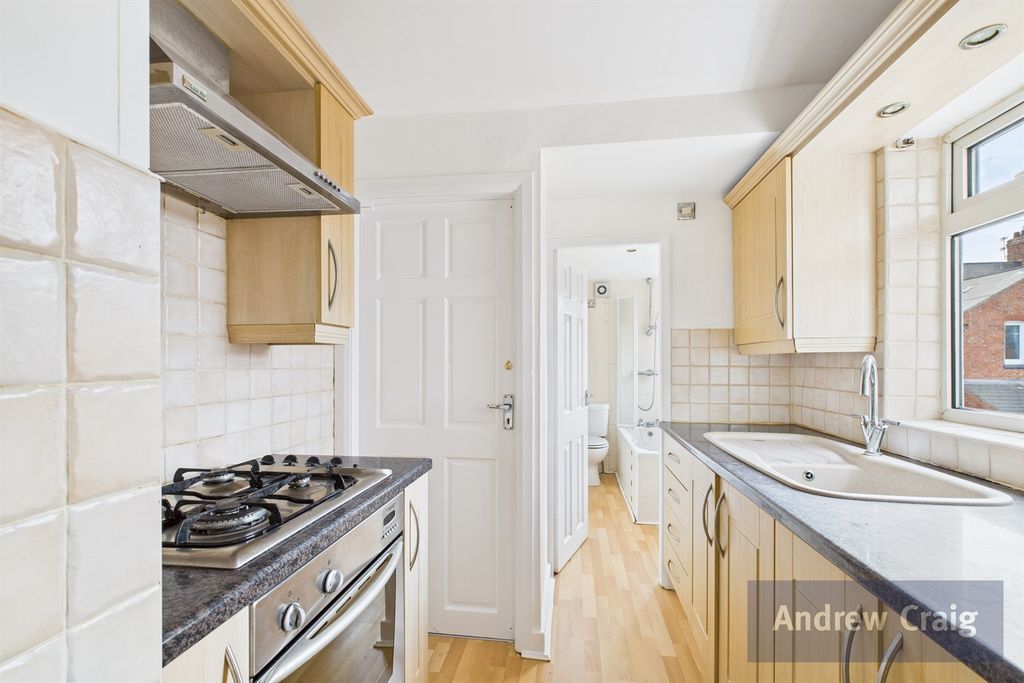 Property photo 3 of 17 Kitchen