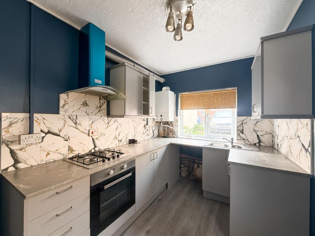 Property photo 2 of 6 Kitchen