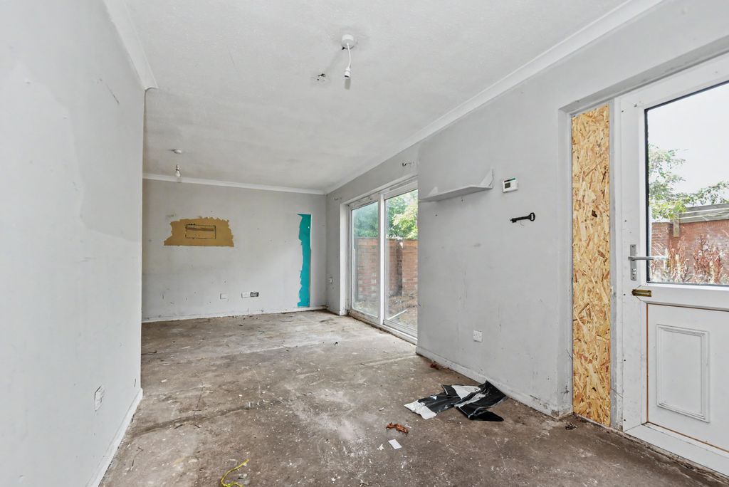 Property photo 3 of 20 31 Redruth Drive, Mansfield, Nottinghamshire, Ng18 4Qb