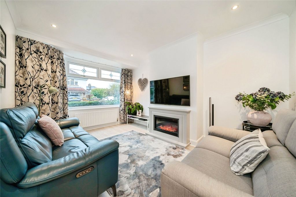 Property photo 3 of 31 Living Room