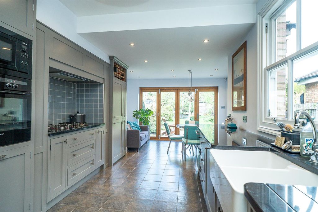 Property photo 3 of 34 27-Glenferrie-Road-1019.Jpg