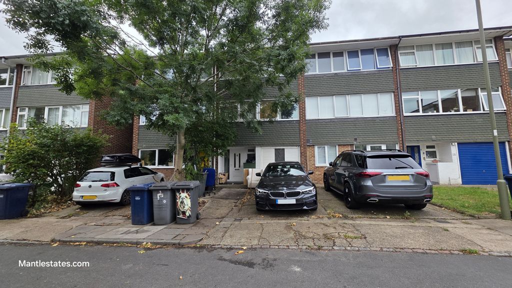 Property photo 1 of 1 3 Bed Town House For Sale Doggetts Close, East Barnet En4
