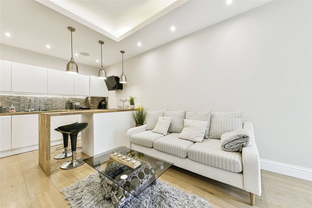 Property photo 3 of 16 Lounge