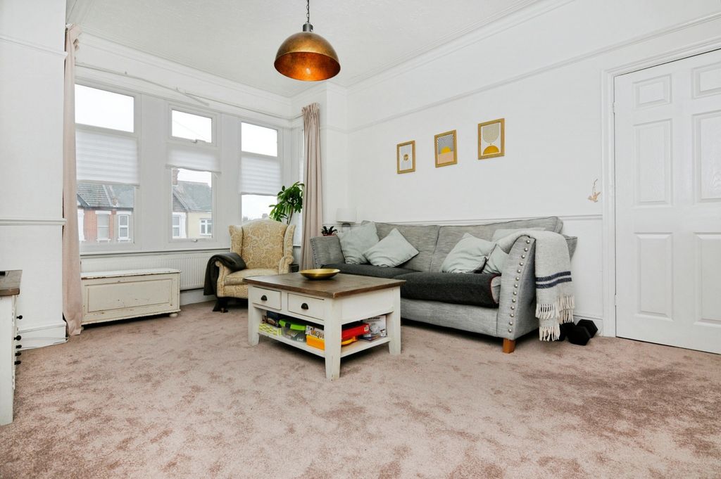 Property photo 2 of 19 Lounge