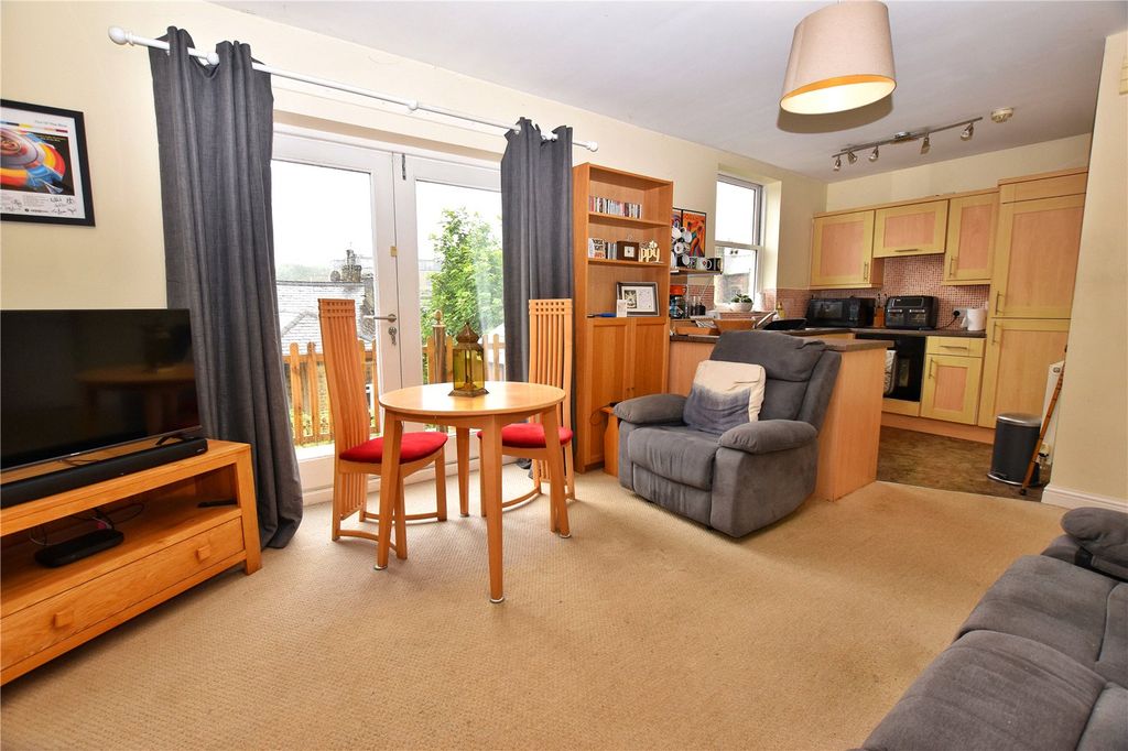 Property photo 3 of 12 Lounge
