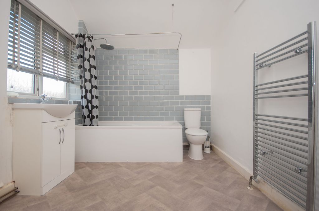 Property photo 3 of 9 Bathroom