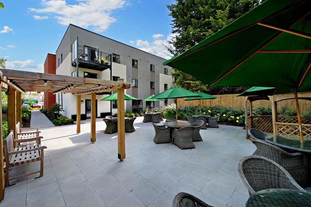 Property photo 1 of 23 Communal Gardens