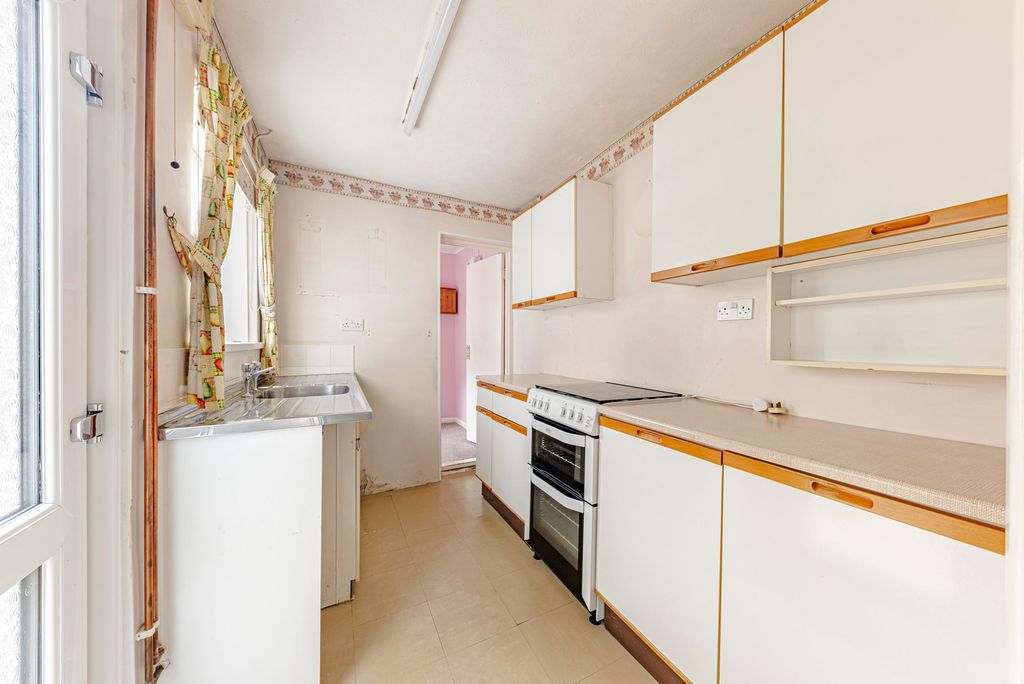 Property photo 3 of 19 Kitchen (1)