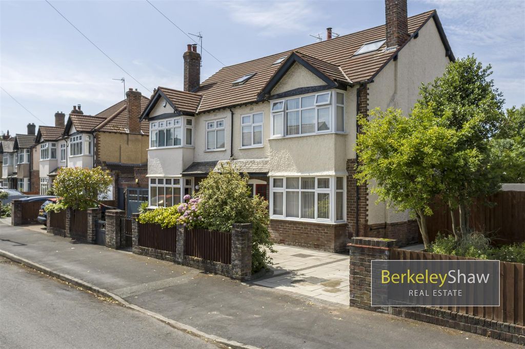 Property photo 2 of 31 Moorland Avenue, Crosby