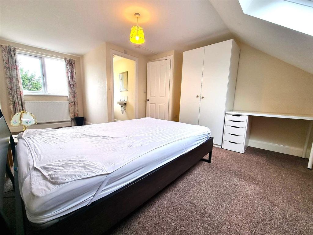 Property photo 3 of 10 Bedroom Pic 2