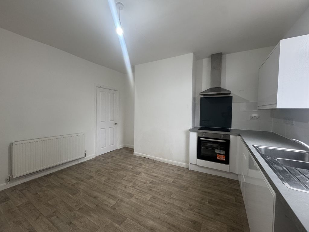 Property photo 3 of 11 Kitchen