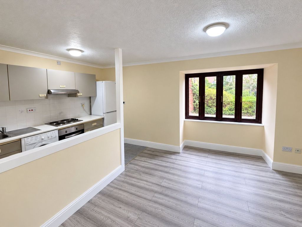Property photo 3 of 7 Lounge / Kitchen