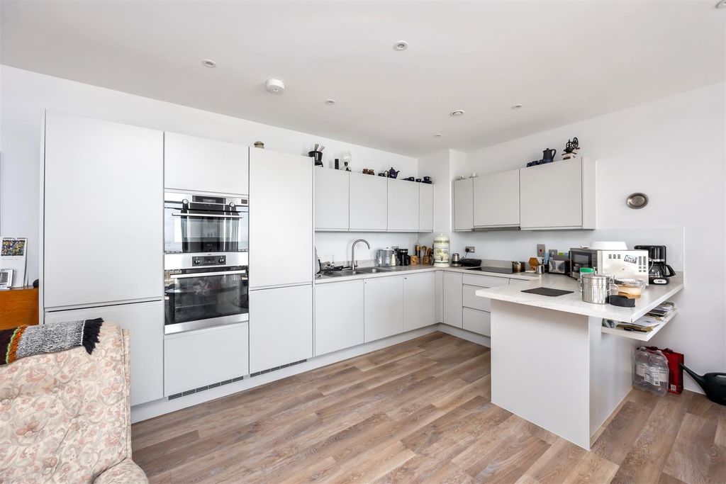Property photo 3 of 18 Bayside Apartments, Flat 90-016.Jpg