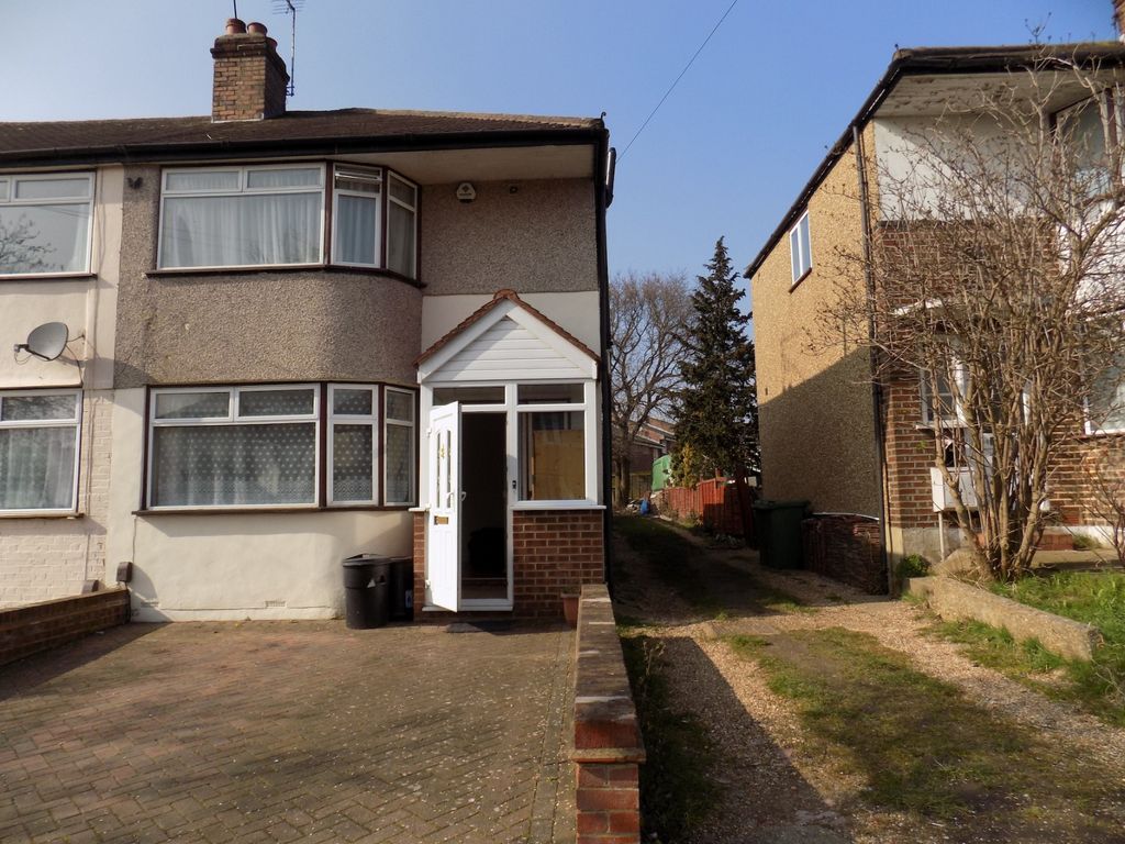 Property photo 1 of 5 3 Bed 2 Bath  House To Rent In Northolt