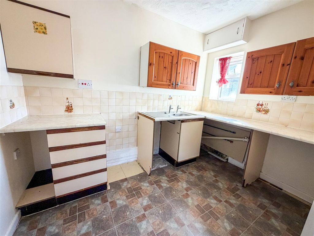 Property photo 3 of 9 Kitchen