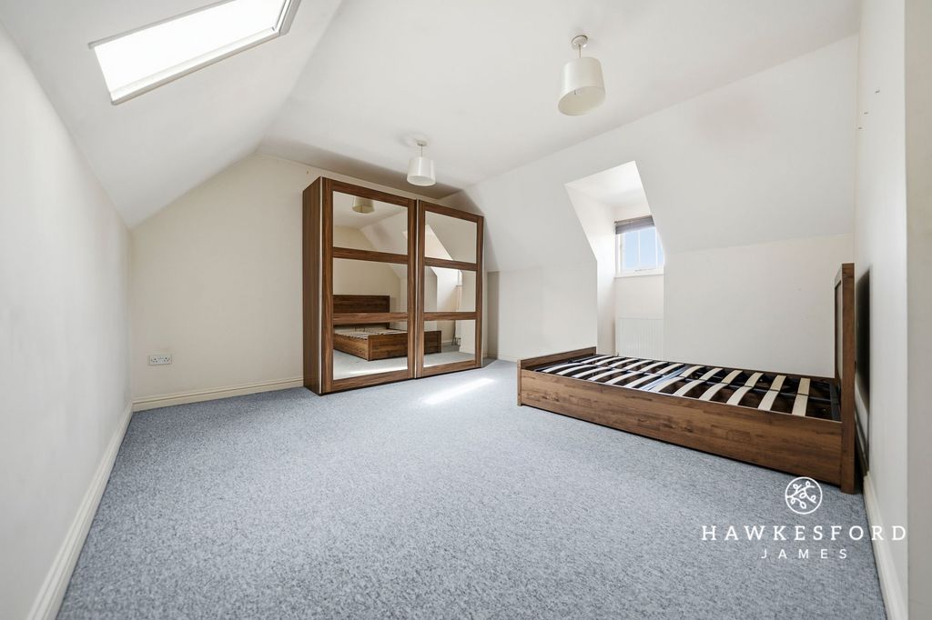 Property photo 2 of 15 Crown Road, Sittingbourne - Bedroom 1