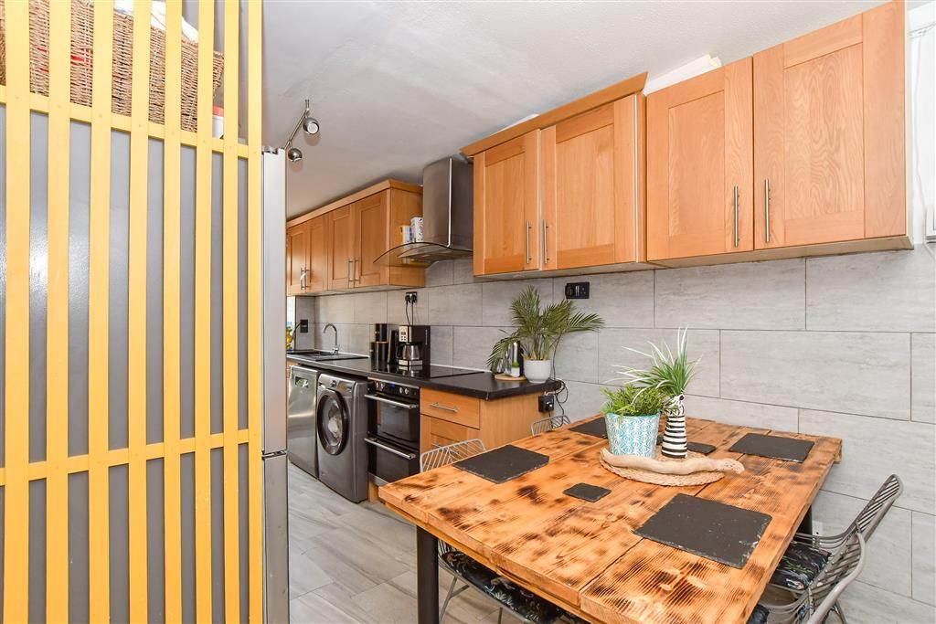Property photo 3 of 10 Kitchen