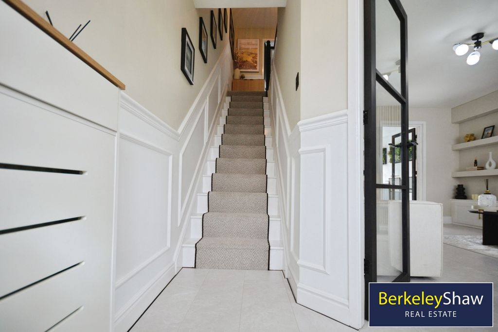 Property photo 2 of 21 Hallway