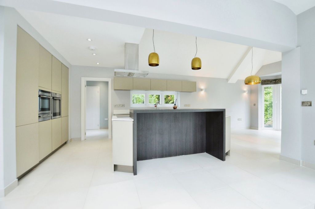 Property photo 3 of 28 Kitchen/Dining Area