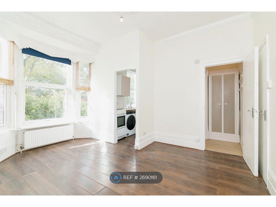 Property photo 2 of 20 Living Room Through To Kitchen