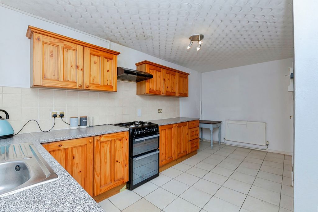 Property photo 3 of 18 Kitchen