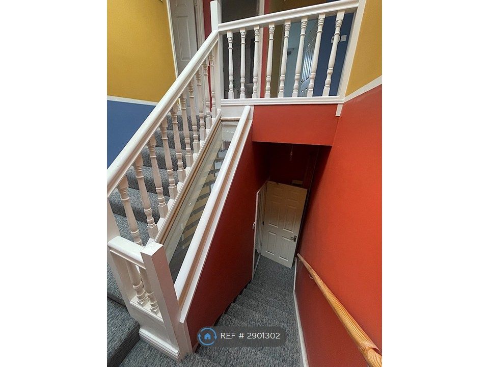 Property photo 3 of 20 Stairwell