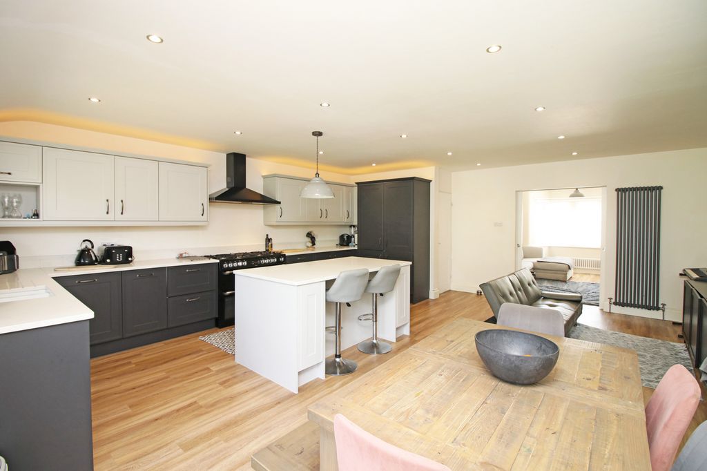 Property photo 2 of 28