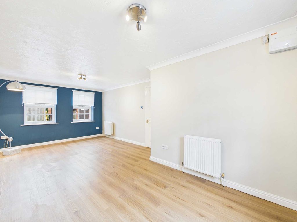 Property photo 3 of 13 Cam04018G0-Pr0476-Still007