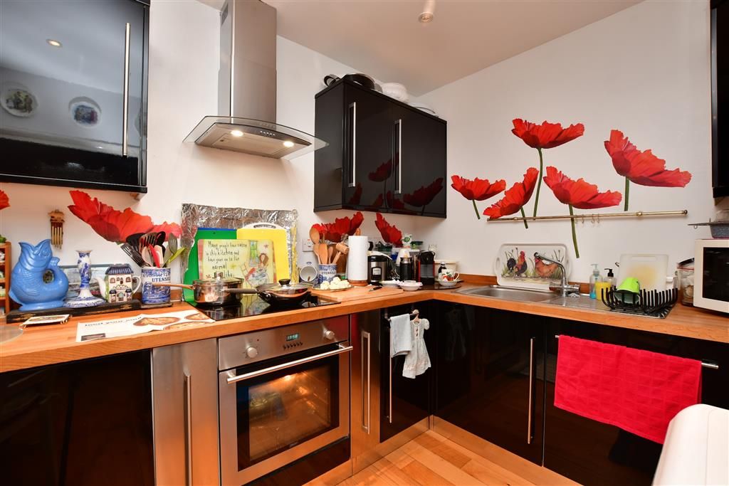 Property photo 3 of 10 Kitchen