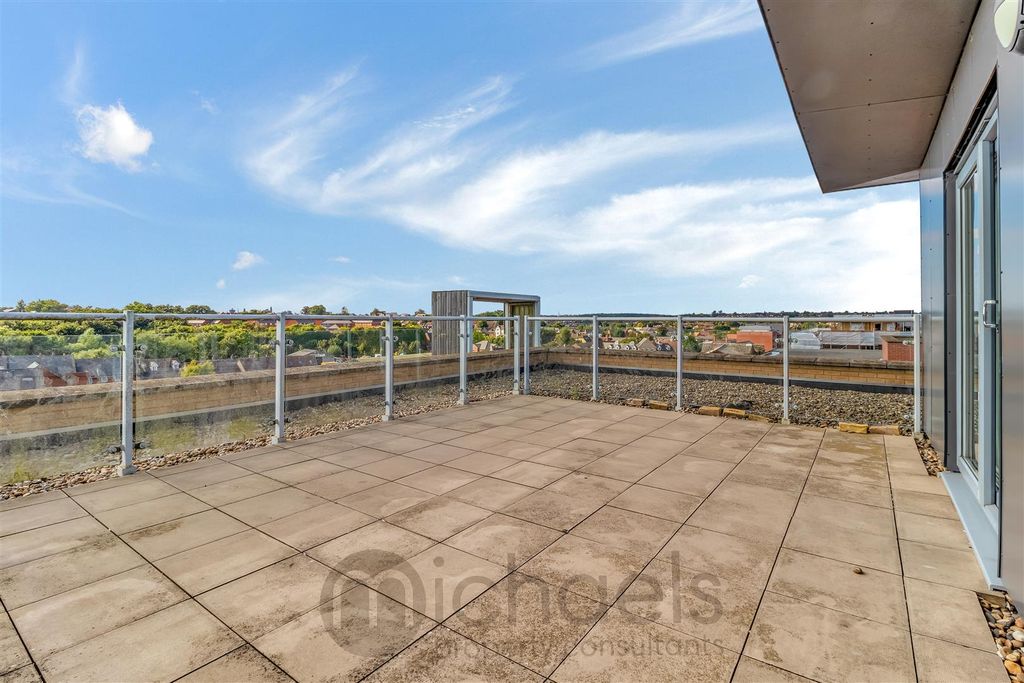 Property photo 3 of 10 Roof-Terrace-2.Jpg