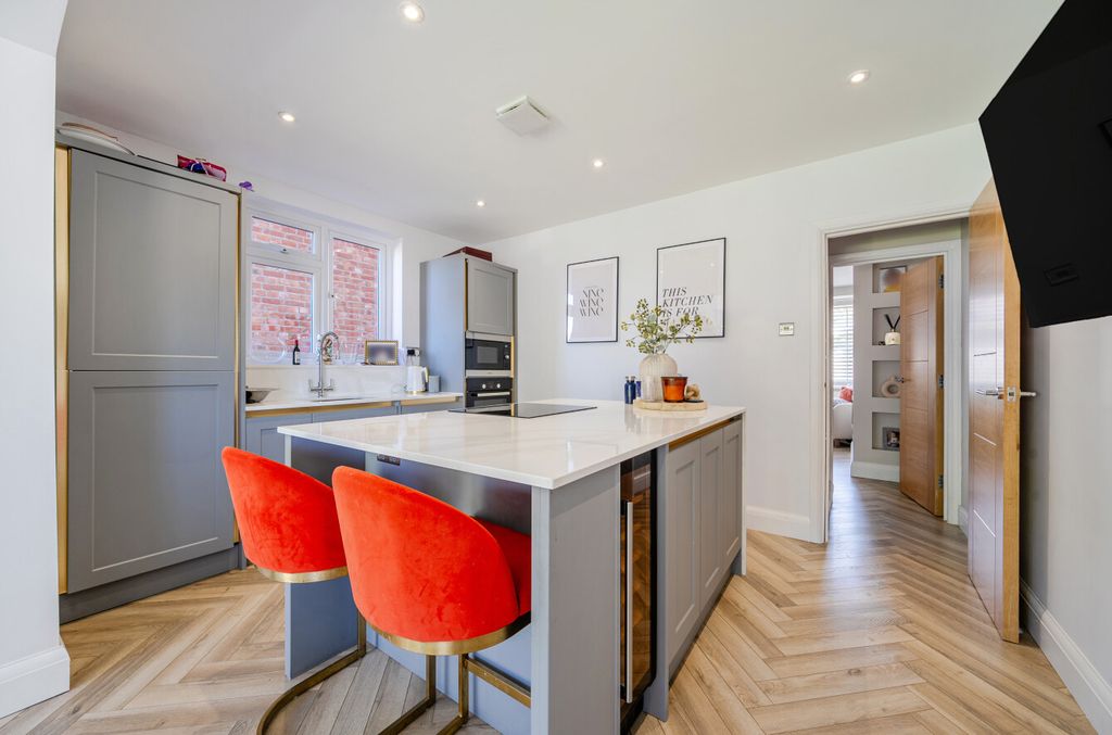 Property photo 3 of 18 1520760-13-6Aa29A...