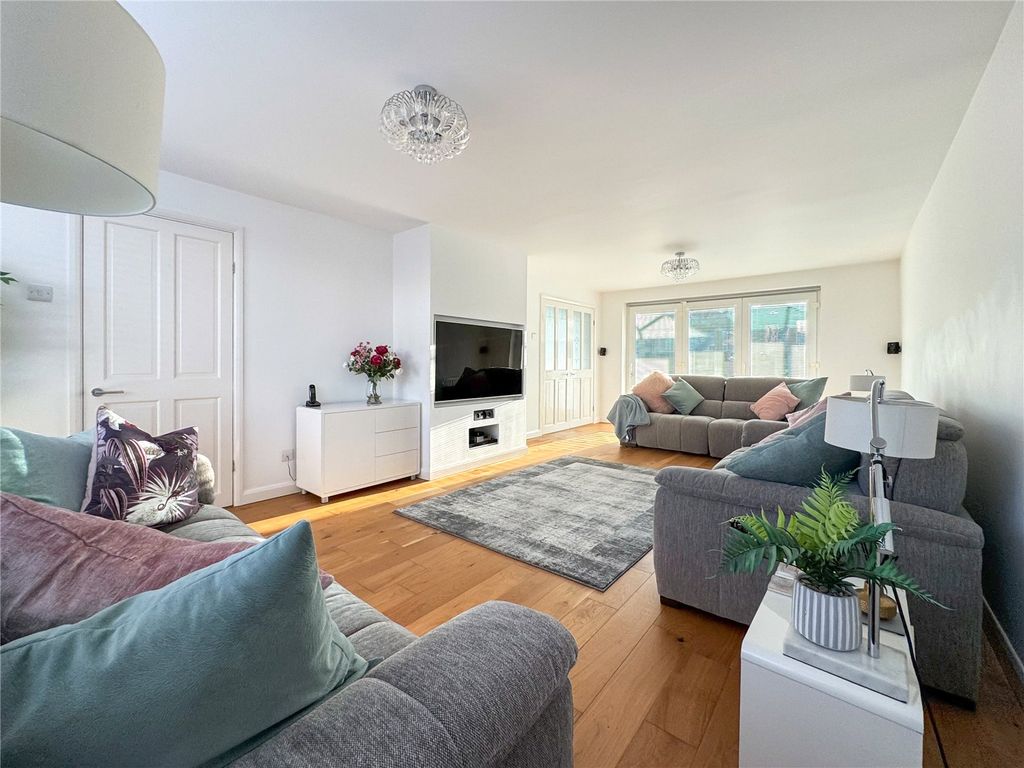 Property photo 3 of 29 Lounge