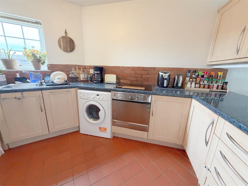 Property photo 3 of 7 Kitchen
